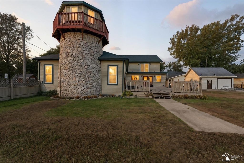 11239 Harold Drive, Luna Pier, MI 48157