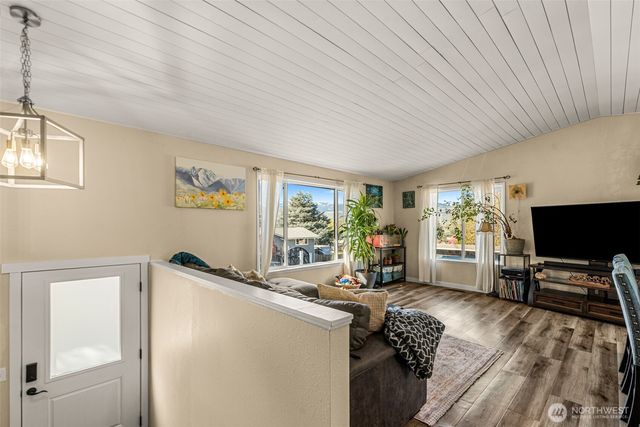 520 Lacey Place NE, East Wenatchee, WA 98802