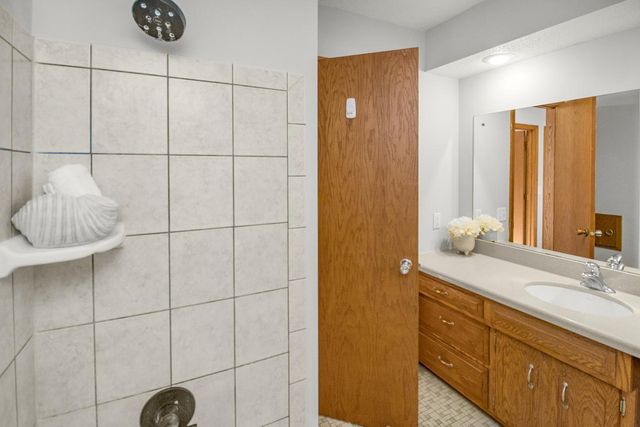 7064 Glenross Road, Woodbury, MN 55125