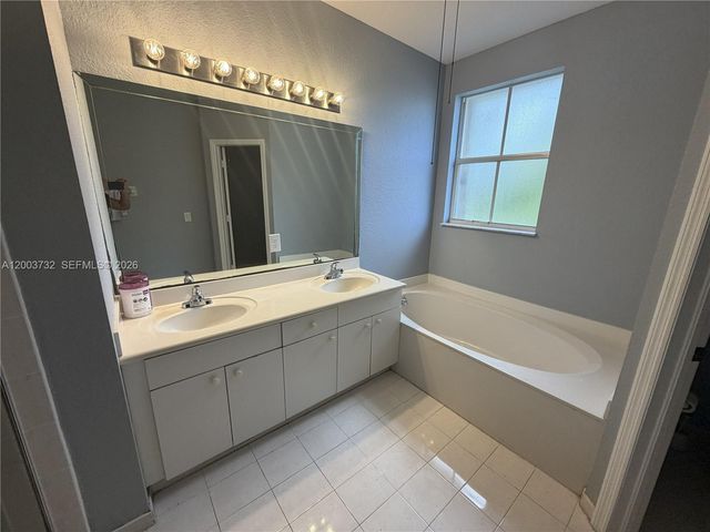 16537 SW 78th Ter ., Miami, FL 33193