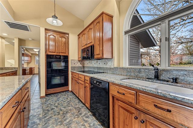 7 Heatherbrooke Lane, Bella Vista, AR 72715