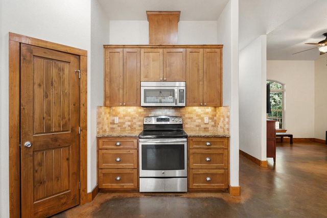 267 Corral RD, Smithville, TX 78957