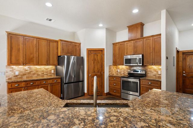 267 Corral RD, Smithville, TX 78957