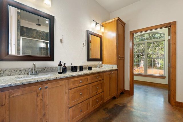 267 Corral RD, Smithville, TX 78957