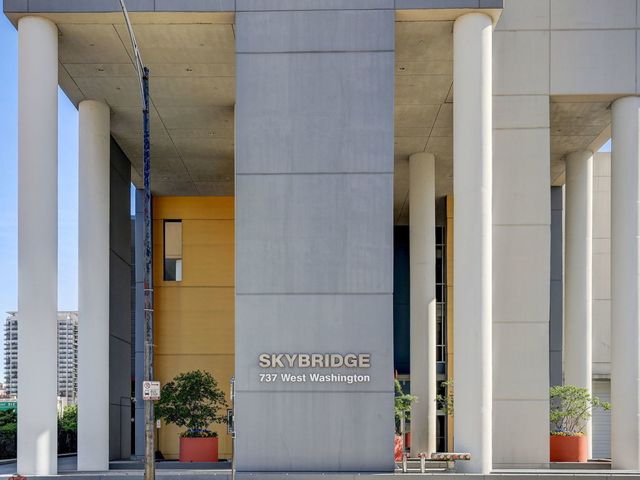 737 W Washington Boulevard 1209, Chicago, IL 60661