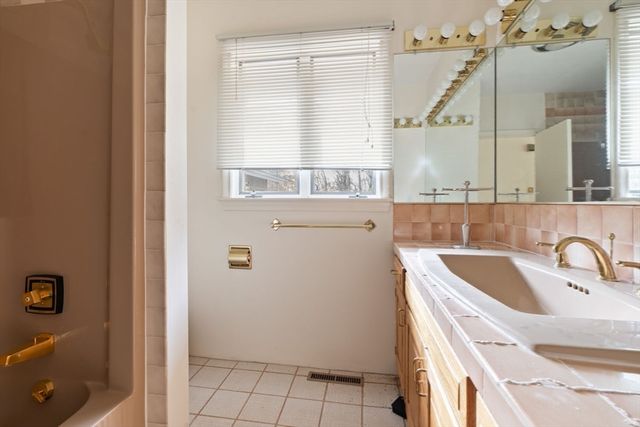 31 Overlook Dr, Southborough, MA 01772