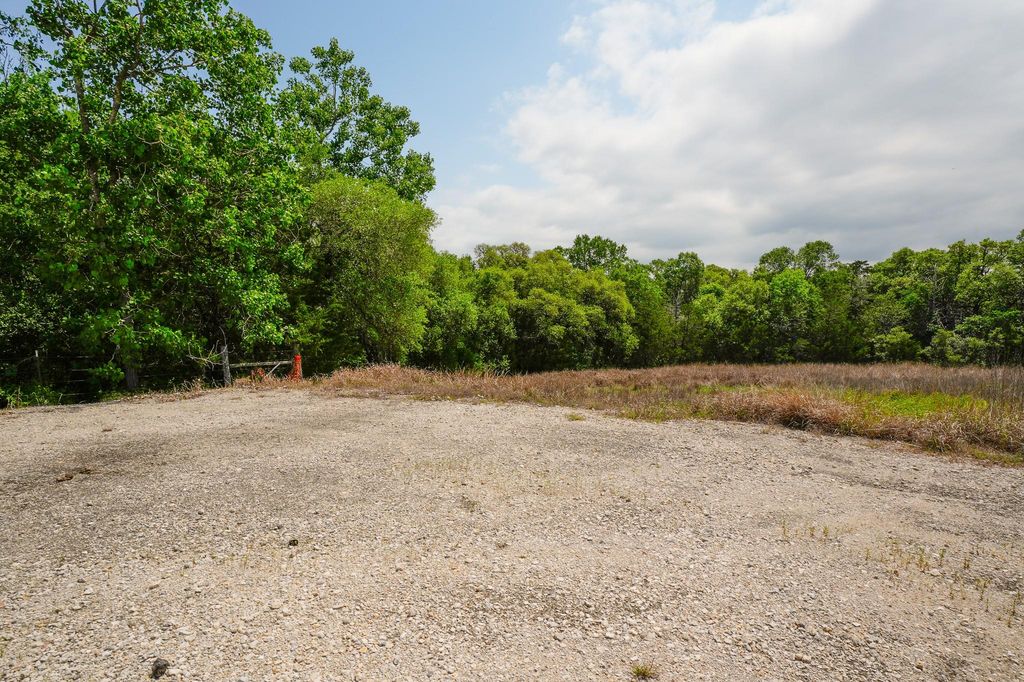 1688 E State Highway 71, La Grange, TX 78945