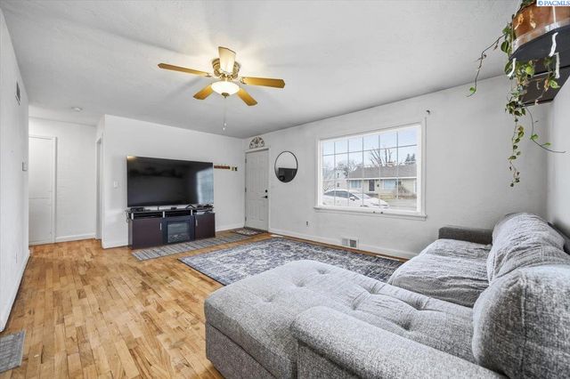 1909 W 3rd Ave, Kennewick, WA 99336