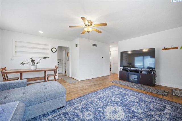 1909 W 3rd Ave, Kennewick, WA 99336