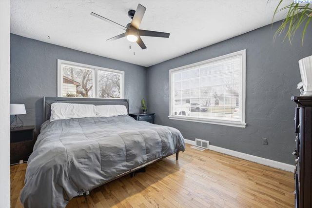 1909 W 3rd Ave, Kennewick, WA 99336