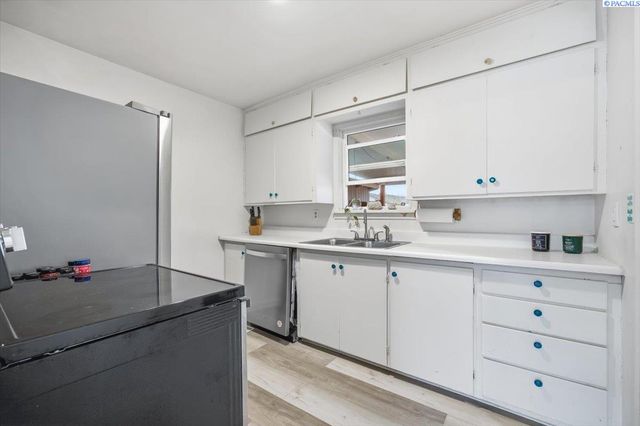 1909 W 3rd Ave, Kennewick, WA 99336