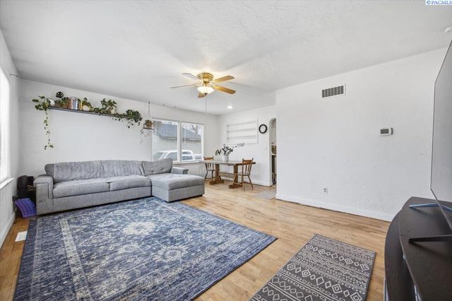 1909 W 3rd Ave, Kennewick, WA 99336