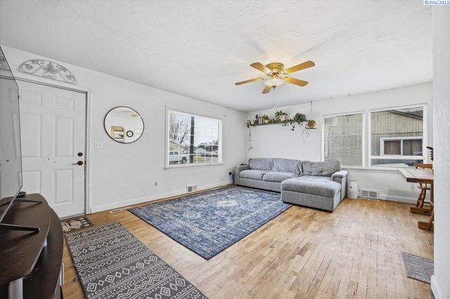 1909 W 3rd Ave, Kennewick, WA 99336