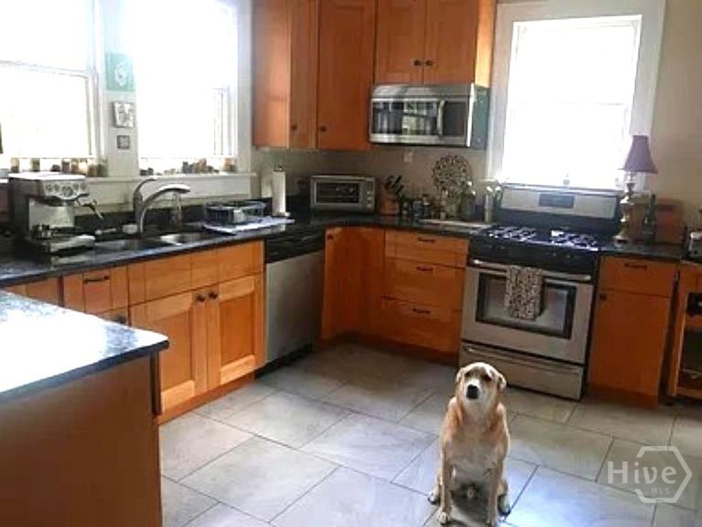 Image 7 of property listing at 18 E 45th Street, Savannah, GA 31405