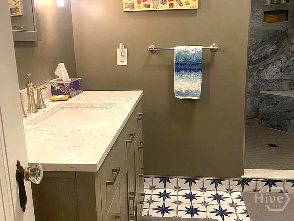 Image 8 of property listing at 18 E 45th Street, Savannah, GA 31405