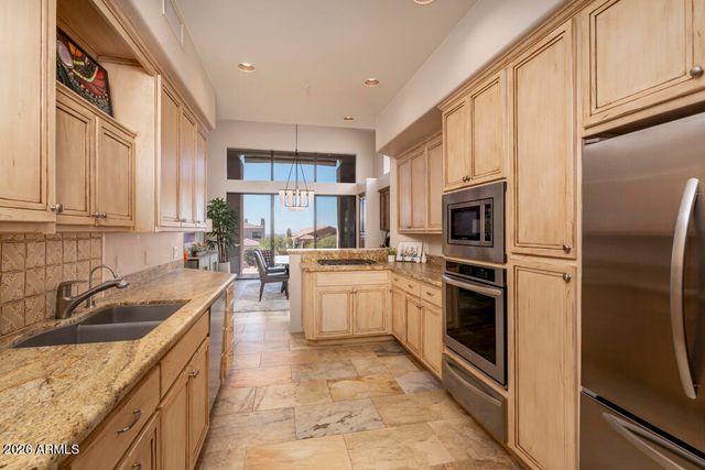 24350 N WHISPERING RIDGE Way 10, Scottsdale, AZ 85255