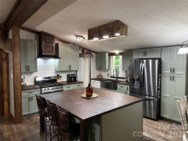 71 Ledford Ridge Lane, Bakersville, NC 28705