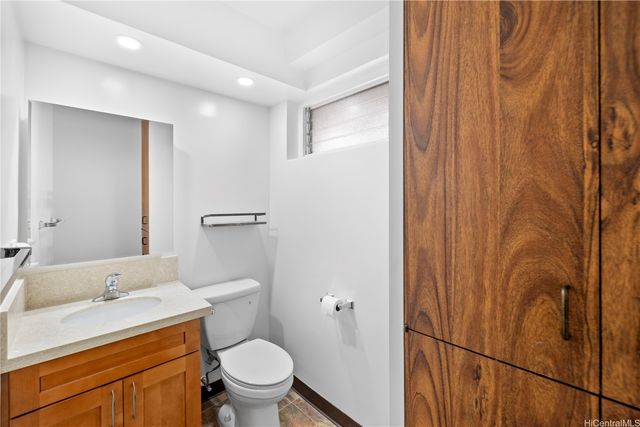 1139 9th Avenue 703, Honolulu, HI 96816