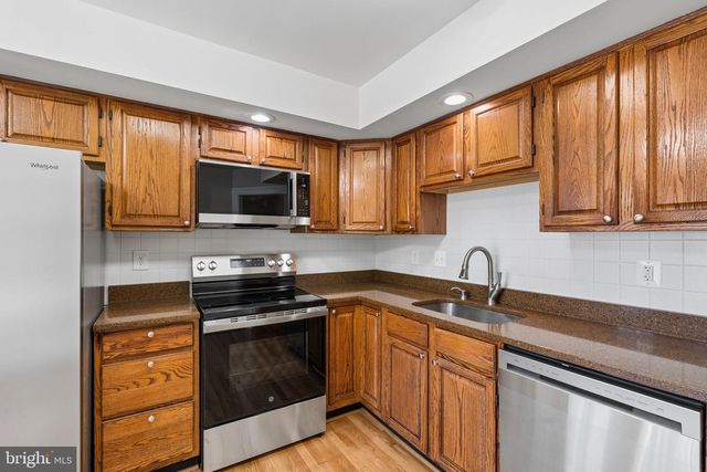 5724 WOOD CREEK LN, Centreville, VA 20120