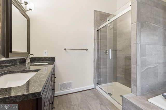5724 WOOD CREEK LN, Centreville, VA 20120