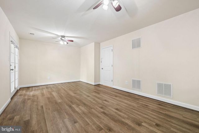 5724 WOOD CREEK LN, Centreville, VA 20120