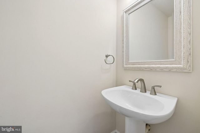 5724 WOOD CREEK LN, Centreville, VA 20120