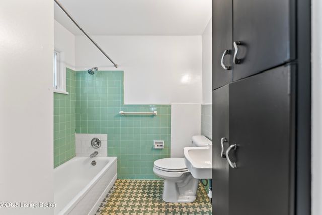 2220 Heather Ln 8, Louisville, KY 40218