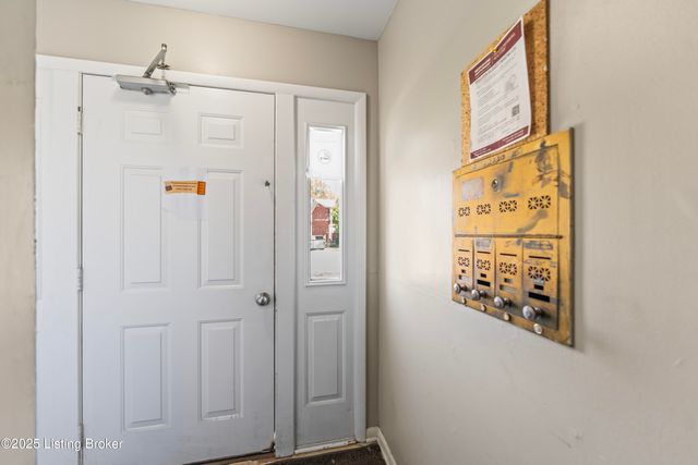 2220 Heather Ln 8, Louisville, KY 40218