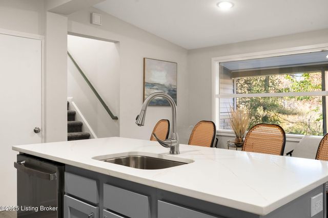 5901 Stansbury Ln, Louisville, KY 40291