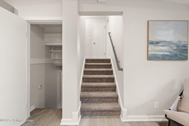 5901 Stansbury Ln, Louisville, KY 40291