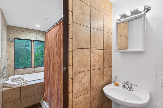 116 Hill Rd, Glen Ellen, CA 95442