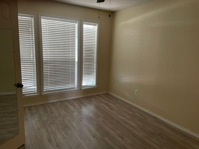 932 Valley View Avenue, Red Oak, TX 75154
