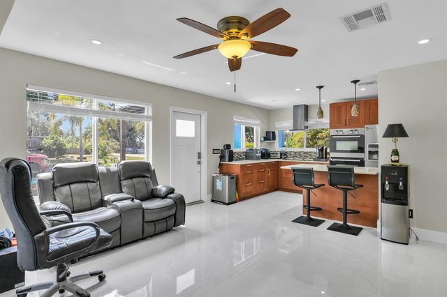 1218 SW 2ND Avenue, Pompano Beach, FL 33060