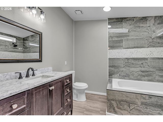 672 Sw SUNSET Way, Troutdale, OR 97060