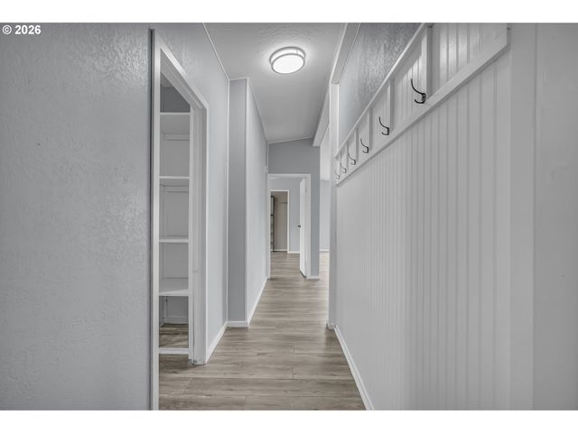 672 Sw SUNSET Way, Troutdale, OR 97060