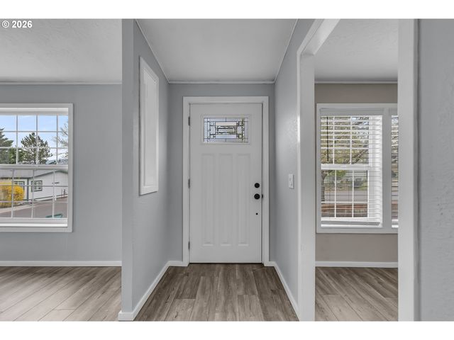 672 Sw SUNSET Way, Troutdale, OR 97060