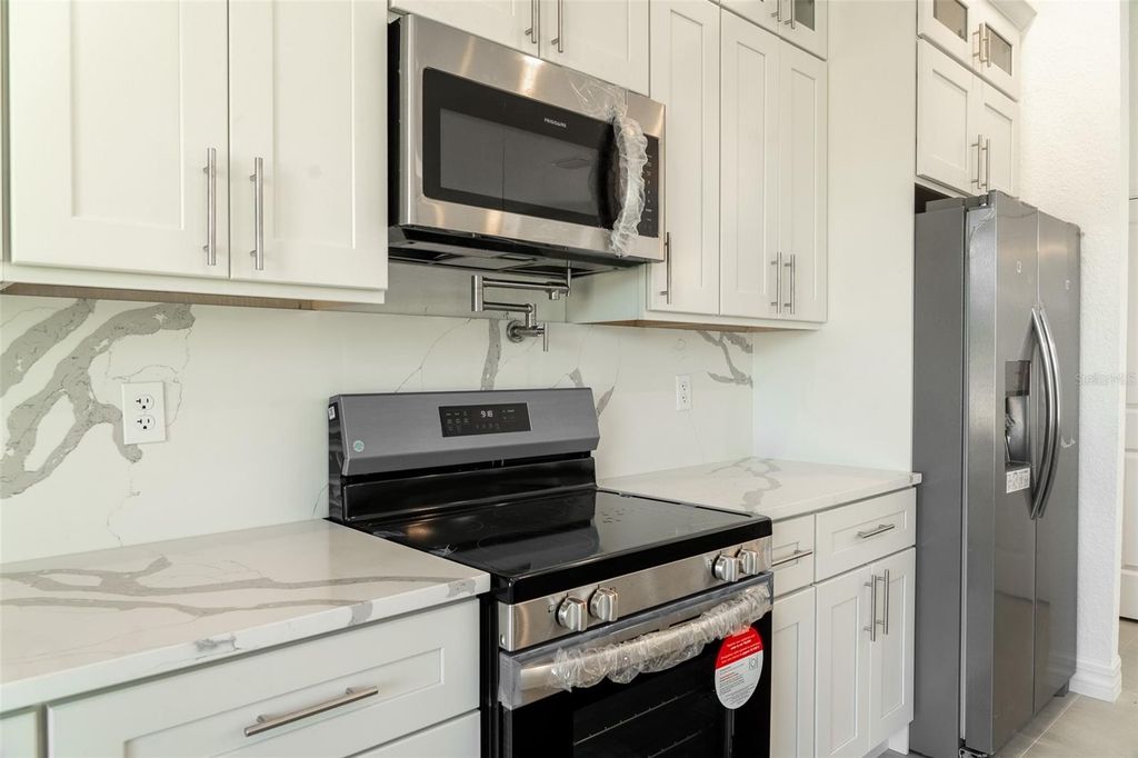 Image 10 of property listing at 16559 SW 48TH TERRACE, Ocala, FL 34473