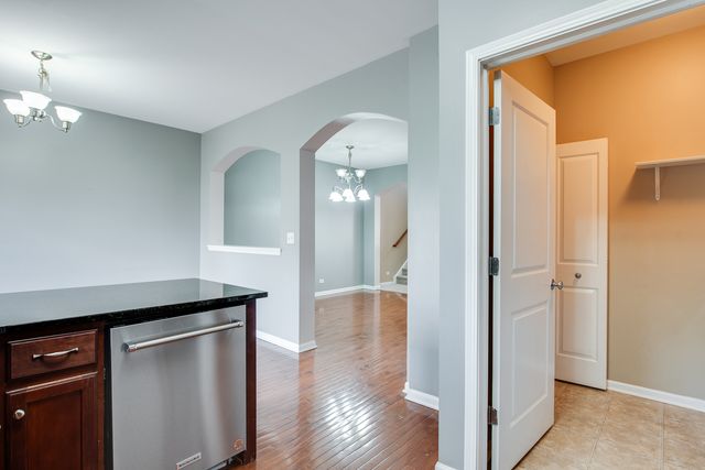 417 Plaza Place, Aurora, IL 60504