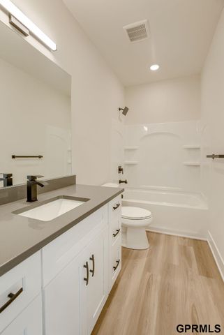 20137 R Street, Omaha, NE 68135