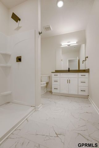 20137 R Street, Omaha, NE 68135