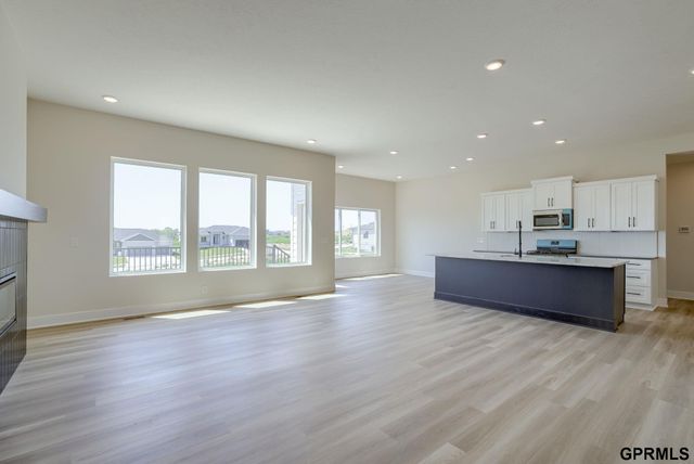 20137 R Street, Omaha, NE 68135