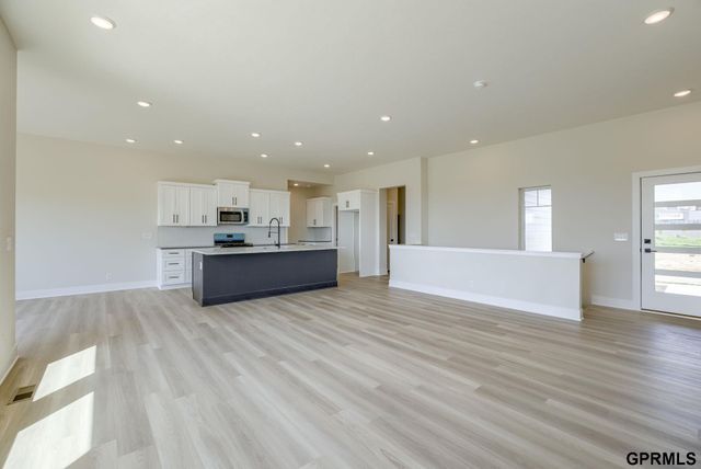 20137 R Street, Omaha, NE 68135