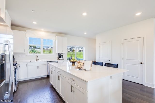 11 Bedford Way, East Hanover Twp., NJ 07936