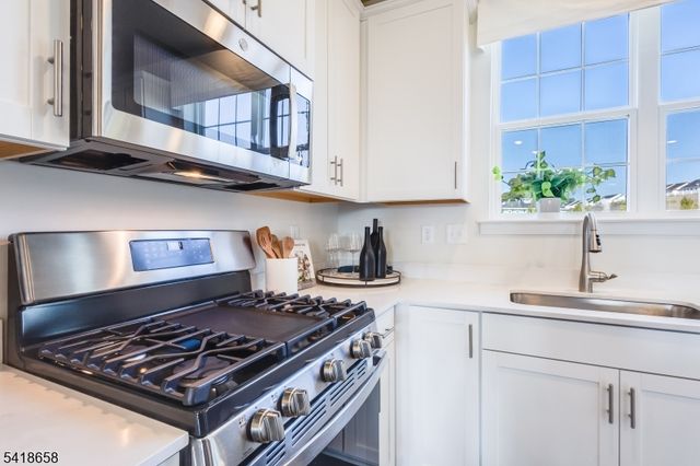 11 Bedford Way, East Hanover Twp., NJ 07936