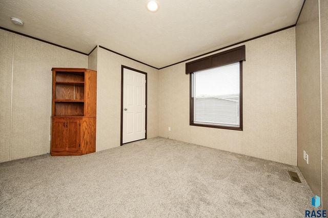 6006 S Prestwick Pl, Sioux Falls, SD 57106