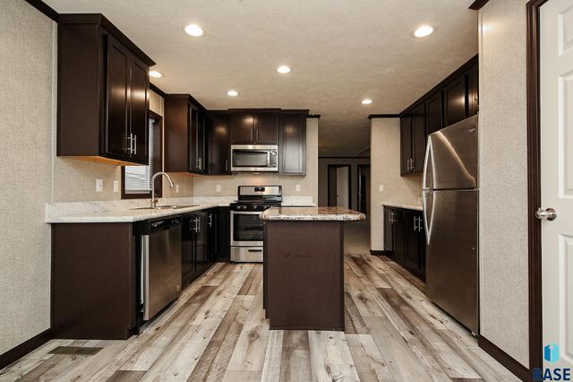 6006 S Prestwick Pl, Sioux Falls, SD 57106