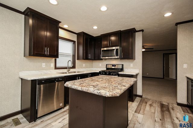 6006 S Prestwick Pl, Sioux Falls, SD 57106