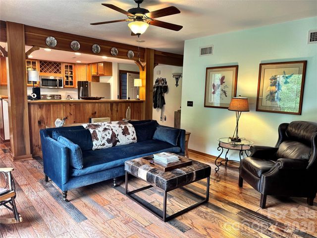 222 Creekside Way D201, Burnsville, NC 28714