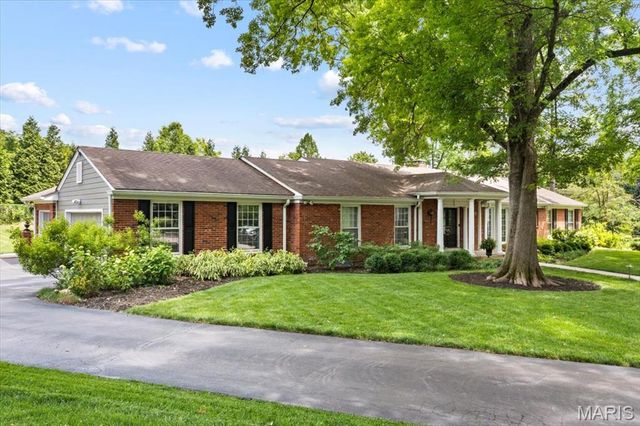 401 Steeplechase Lane, Frontenac, MO 63131