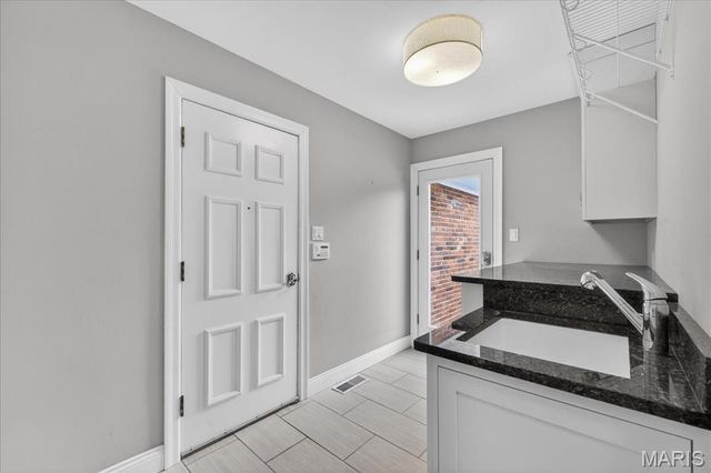 401 Steeplechase Lane, Frontenac, MO 63131